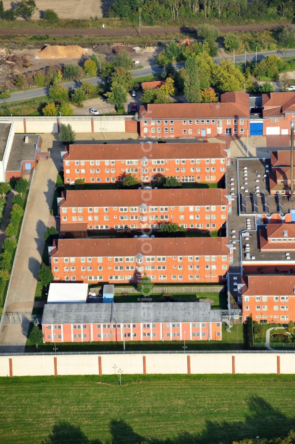 Aerial image Uelzen - Die JVA Uelzen liegt in der Lüneburger Heide, Niedersachsen. Sie besteht aus 6 Häusern mit 268 Plätzen. The prison Uelzen has space for 268 prisoners.