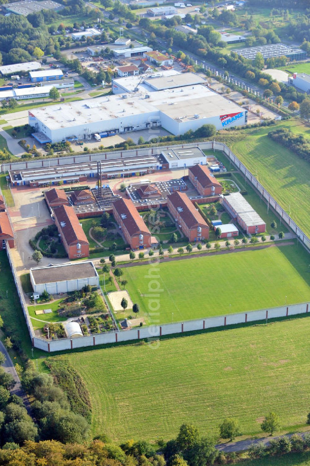 Uelzen from above - Die JVA Uelzen liegt in der Lüneburger Heide, Niedersachsen. Sie besteht aus 6 Häusern mit 268 Plätzen. The prison Uelzen has space for 268 prisoners.