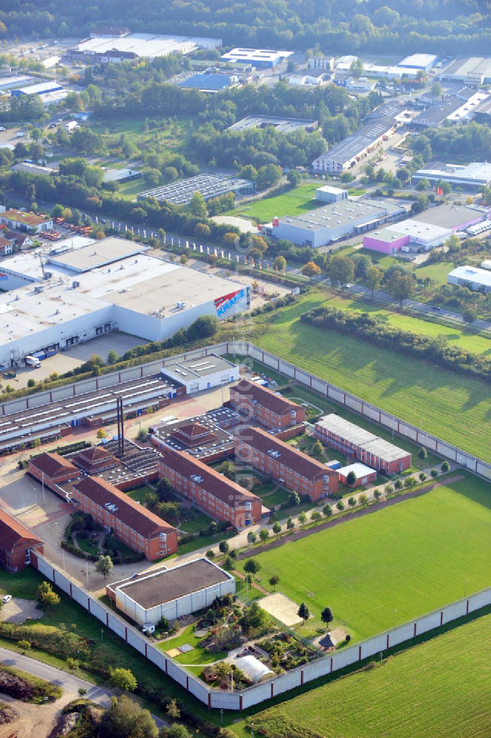 Uelzen from the bird's eye view: Die JVA Uelzen liegt in der Lüneburger Heide, Niedersachsen. Sie besteht aus 6 Häusern mit 268 Plätzen. The prison Uelzen has space for 268 prisoners.