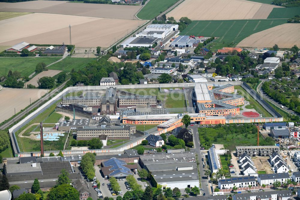 Aerial photograph Anrath - Prison grounds and high security fence Prison Willich in Anrath in the state North Rhine-Westphalia, Germany