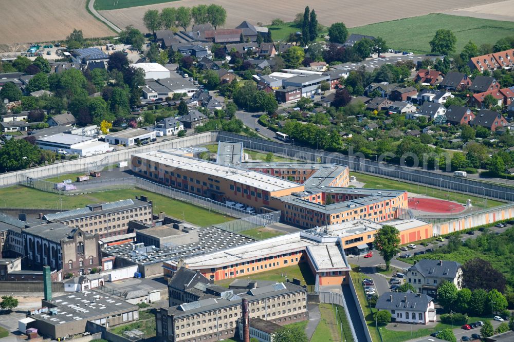 Anrath from the bird's eye view: Prison grounds and high security fence Prison Willich in Anrath in the state North Rhine-Westphalia, Germany