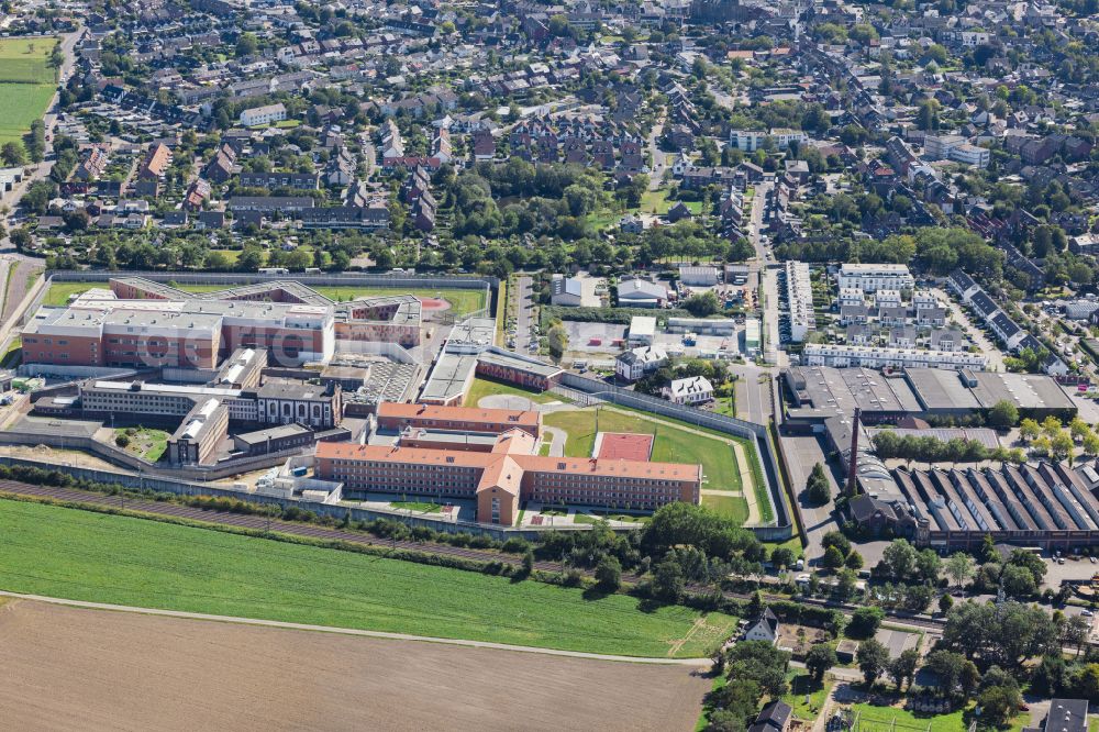 Anrath from the bird's eye view: Prison grounds and high security fence Prison Willich in Anrath in the state North Rhine-Westphalia, Germany