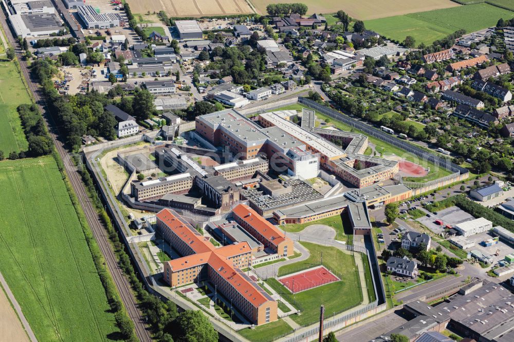 Aerial photograph Anrath - Prison grounds and high security fence Prison Willich in Anrath in the state North Rhine-Westphalia, Germany