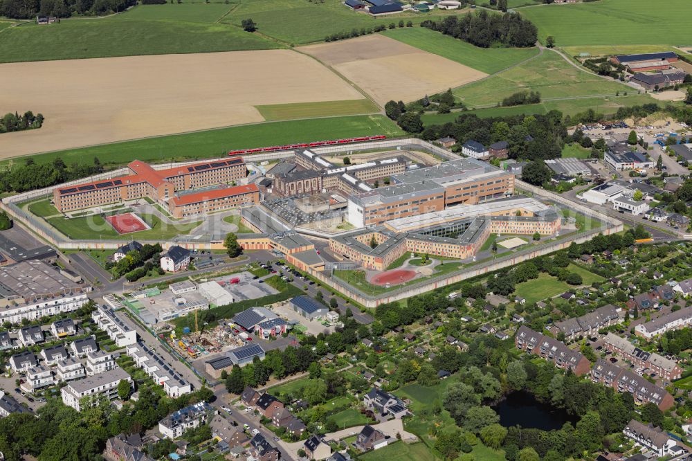 Aerial photograph Anrath - Prison grounds and high security fence Prison Willich in Anrath in the state North Rhine-Westphalia, Germany