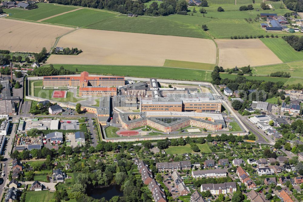 Anrath from the bird's eye view: Prison grounds and high security fence Prison Willich in Anrath in the state North Rhine-Westphalia, Germany