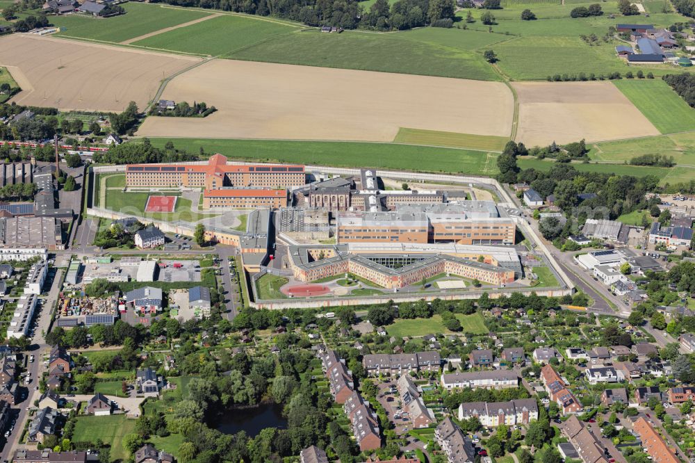 Aerial image Anrath - Prison grounds and high security fence Prison Willich in Anrath in the state North Rhine-Westphalia, Germany