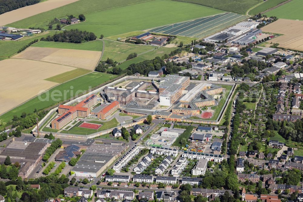 Anrath from the bird's eye view: Prison grounds and high security fence Prison Willich in Anrath in the state North Rhine-Westphalia, Germany