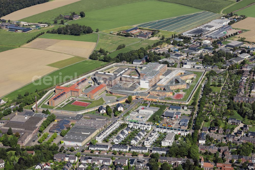 Aerial photograph Anrath - Prison grounds and high security fence Prison Willich in Anrath in the state North Rhine-Westphalia, Germany