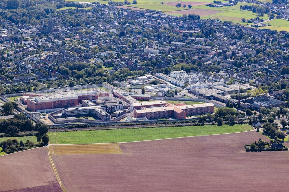 Anrath from the bird's eye view: Prison grounds and high security fence Prison Willich in Anrath in the state North Rhine-Westphalia, Germany