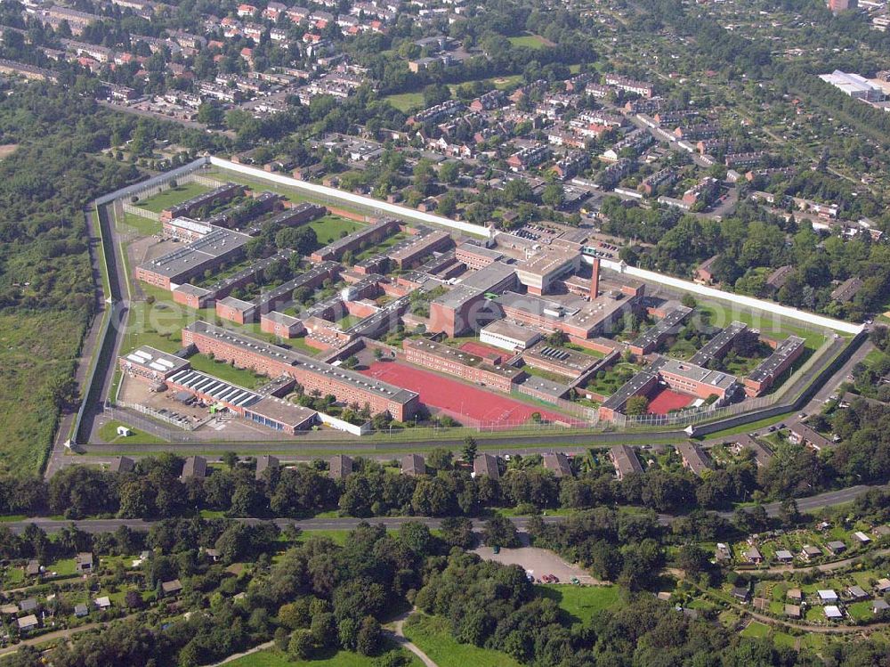 Köln (NRW) from above - Blick auf die Justizvollzugsanstalt Köln in Nordrhein-Westfalen. Justizvollzugsanstalt Köln, Leiter: Jörn Foegen, Rochusstraße 350, 50827 Köln, Telefon: 0221 5973-0, Telefax: 0221 5973-223