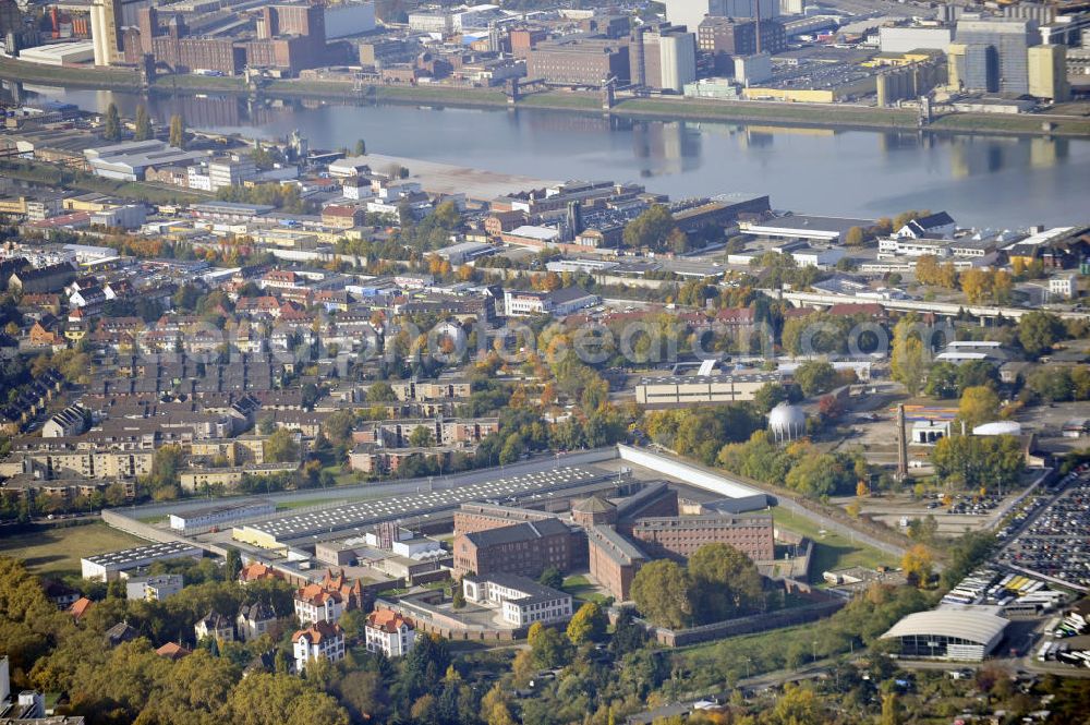 Aerial image Mannheim - Blick auf die Stadt Mannheim mit der Justizvollzugsanstalt und dem Industriehafen im Zentrum. Die JVA Mannheim im Stadtbezirk Herzogenried wurde 1905 erbaut und ist die größte Haftanstalt in Baden Württemberg. View of the city of Mannheim with the prison and the industrial port.