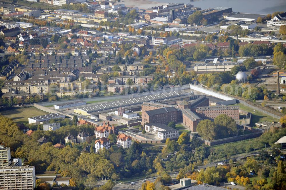 Aerial photograph Mannheim - Blick auf die Stadt Mannheim mit der Justizvollzugsanstalt und dem Industriehafen im Zentrum. Die JVA Mannheim im Stadtbezirk Herzogenried wurde 1905 erbaut und ist die größte Haftanstalt in Baden Württemberg. View of the city of Mannheim with the prison and the industrial port.