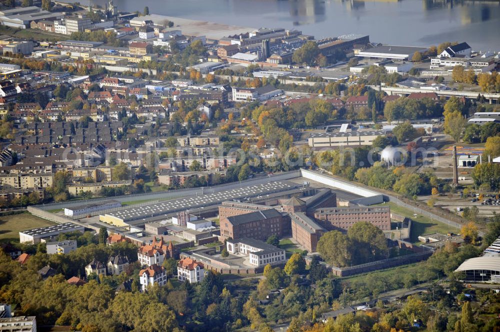 Mannheim from above - Blick auf die Stadt Mannheim mit der Justizvollzugsanstalt und dem Industriehafen im Zentrum. Die JVA Mannheim im Stadtbezirk Herzogenried wurde 1905 erbaut und ist die größte Haftanstalt in Baden Württemberg. View of the city of Mannheim with the prison and the industrial port.