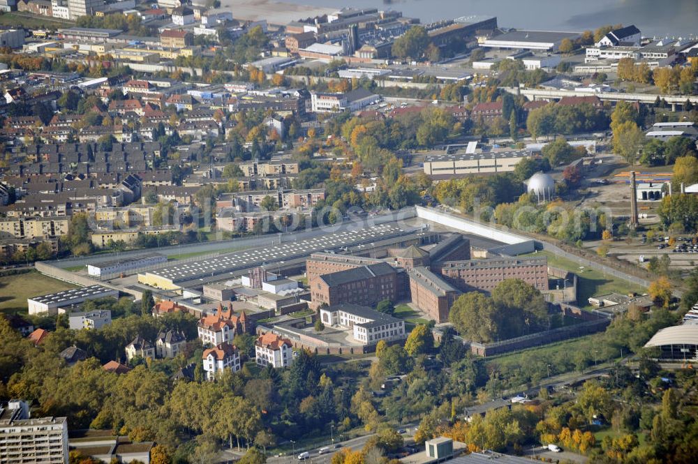 Mannheim from the bird's eye view: Blick auf die Stadt Mannheim mit der Justizvollzugsanstalt und dem Industriehafen im Zentrum. Die JVA Mannheim im Stadtbezirk Herzogenried wurde 1905 erbaut und ist die größte Haftanstalt in Baden Württemberg. View of the city of Mannheim with the prison and the industrial port.