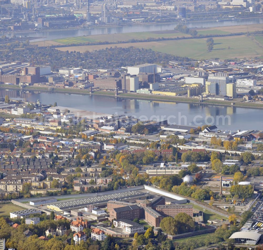 Aerial photograph Mannheim - Blick auf die Stadt Mannheim mit der Justizvollzugsanstalt und dem Industriehafen im Zentrum. Die JVA Mannheim im Stadtbezirk Herzogenried wurde 1905 erbaut und ist die größte Haftanstalt in Baden Württemberg. View of the city of Mannheim with the prison and the industrial port.