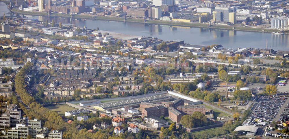 Mannheim from above - Blick auf die Stadt Mannheim mit der Justizvollzugsanstalt und dem Industriehafen im Zentrum. Die JVA Mannheim im Stadtbezirk Herzogenried wurde 1905 erbaut und ist die größte Haftanstalt in Baden Württemberg. View of the city of Mannheim with the prison and the industrial port.