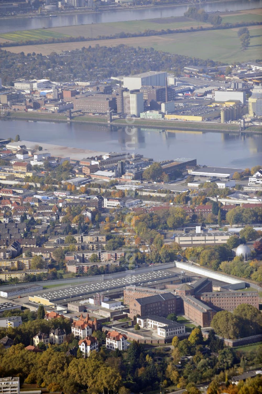 Mannheim from the bird's eye view: Blick auf die Stadt Mannheim mit der Justizvollzugsanstalt und dem Industriehafen im Zentrum. Die JVA Mannheim im Stadtbezirk Herzogenried wurde 1905 erbaut und ist die größte Haftanstalt in Baden Württemberg. View of the city of Mannheim with the prison and the industrial port.