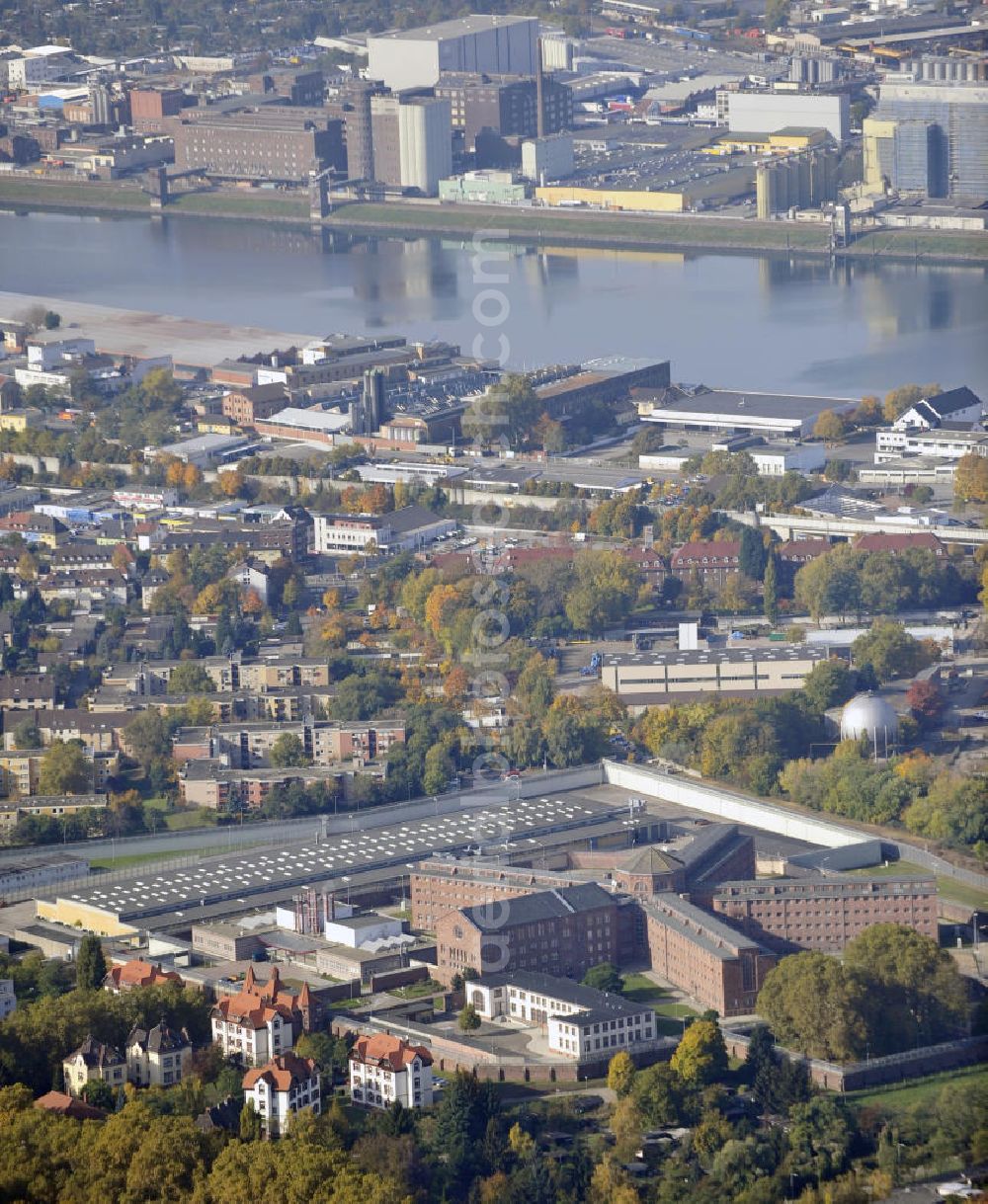 Aerial image Mannheim - Blick auf die Stadt Mannheim mit der Justizvollzugsanstalt und dem Industriehafen im Zentrum. Die JVA Mannheim im Stadtbezirk Herzogenried wurde 1905 erbaut und ist die größte Haftanstalt in Baden Württemberg. View of the city of Mannheim with the prison and the industrial port.