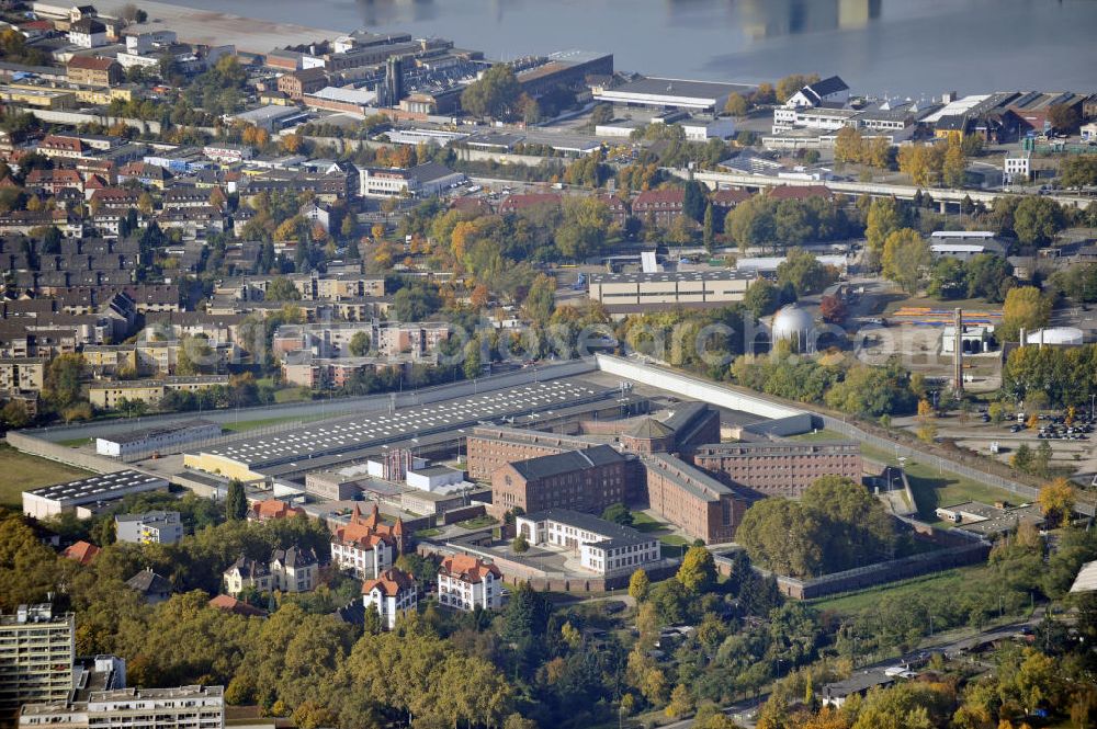 Aerial photograph Mannheim - Blick auf die Stadt Mannheim mit der Justizvollzugsanstalt und dem Industriehafen im Zentrum. Die JVA Mannheim im Stadtbezirk Herzogenried wurde 1905 erbaut und ist die größte Haftanstalt in Baden Württemberg. View of the city of Mannheim with the prison and the industrial port.