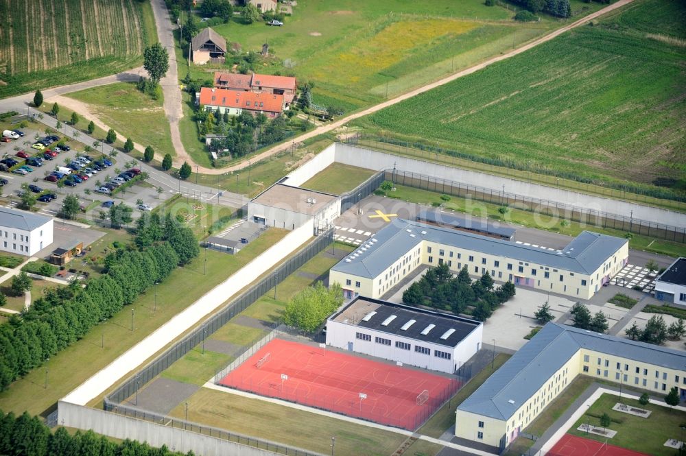 Aerial image Wulkow - Prison grounds and high security fence Prison Justizvollzugsanstalt Nord-Brandenburg Teilanstalt Neuruppin-Wulkow in Wulkow in the state Brandenburg, Germany