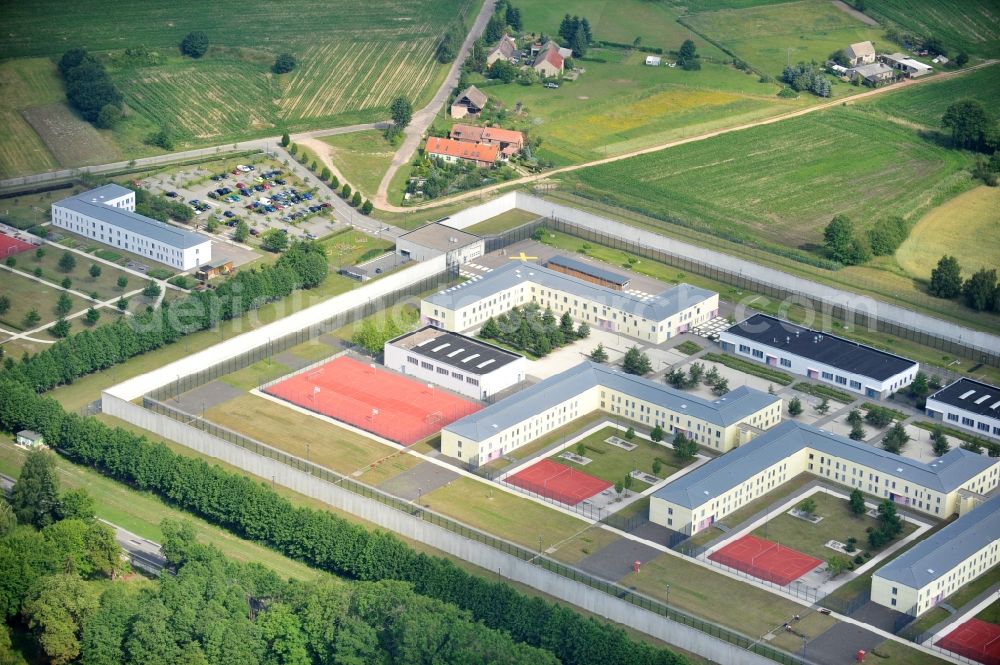 Aerial photograph Wulkow - Prison grounds and high security fence Prison Justizvollzugsanstalt Nord-Brandenburg Teilanstalt Neuruppin-Wulkow in Wulkow in the state Brandenburg, Germany