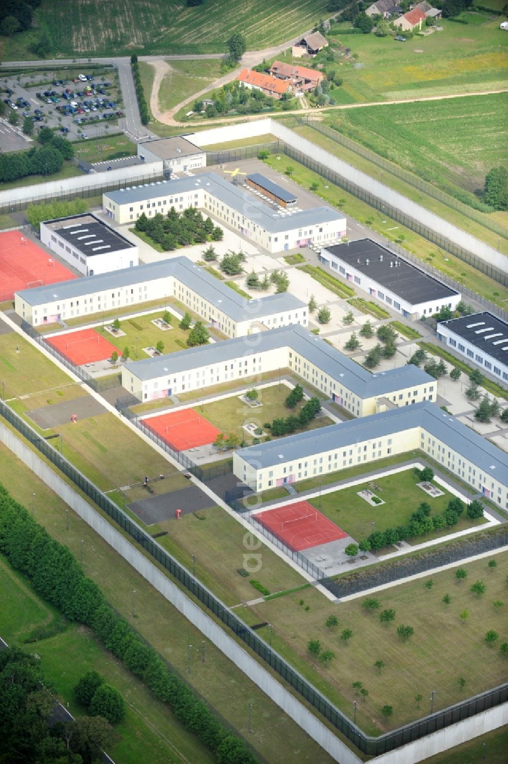 Wulkow from the bird's eye view: Prison grounds and high security fence Prison Justizvollzugsanstalt Nord-Brandenburg Teilanstalt Neuruppin-Wulkow in Wulkow in the state Brandenburg, Germany