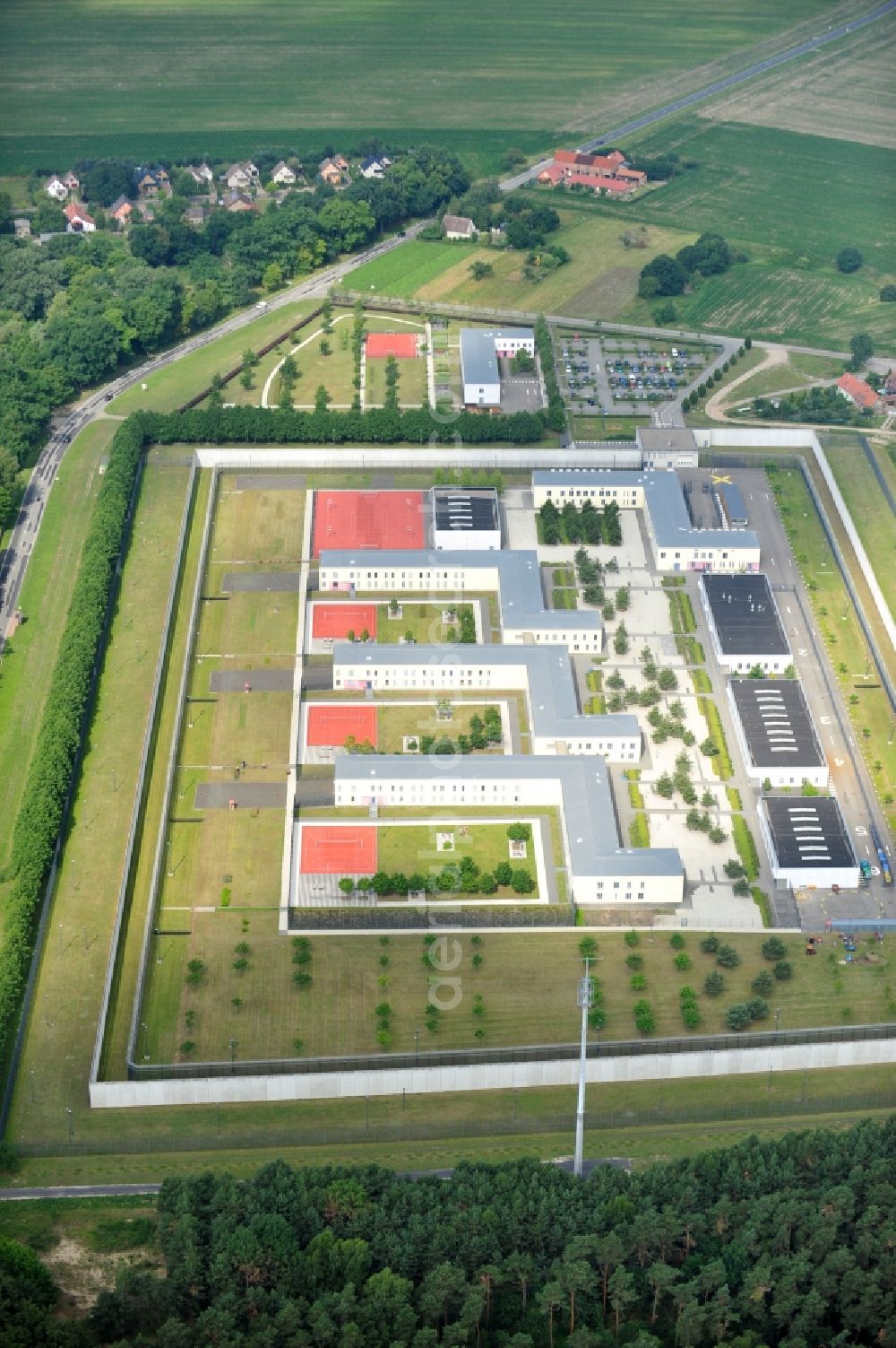 Aerial image Wulkow - Prison grounds and high security fence Prison Justizvollzugsanstalt Nord-Brandenburg Teilanstalt Neuruppin-Wulkow in Wulkow in the state Brandenburg, Germany