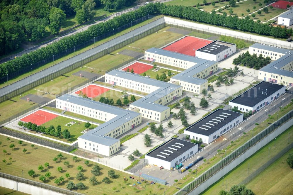 Aerial photograph Wulkow - Prison grounds and high security fence Prison Justizvollzugsanstalt Nord-Brandenburg Teilanstalt Neuruppin-Wulkow in Wulkow in the state Brandenburg, Germany