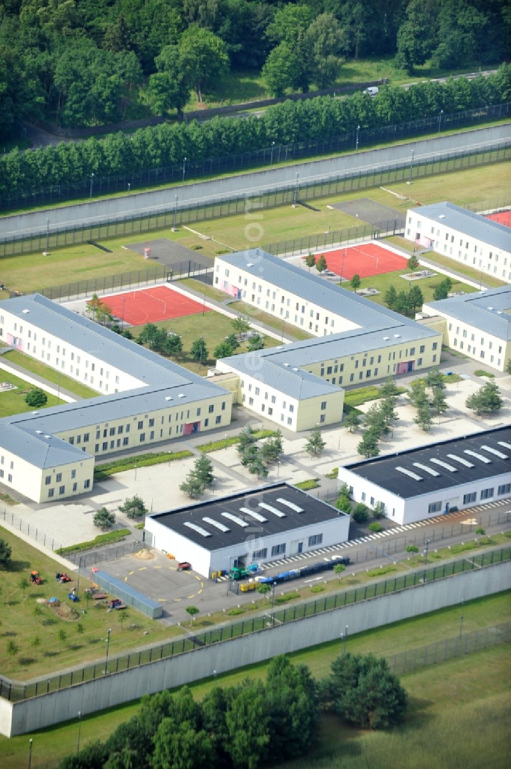 Wulkow from the bird's eye view: Prison grounds and high security fence Prison Justizvollzugsanstalt Nord-Brandenburg Teilanstalt Neuruppin-Wulkow in Wulkow in the state Brandenburg, Germany