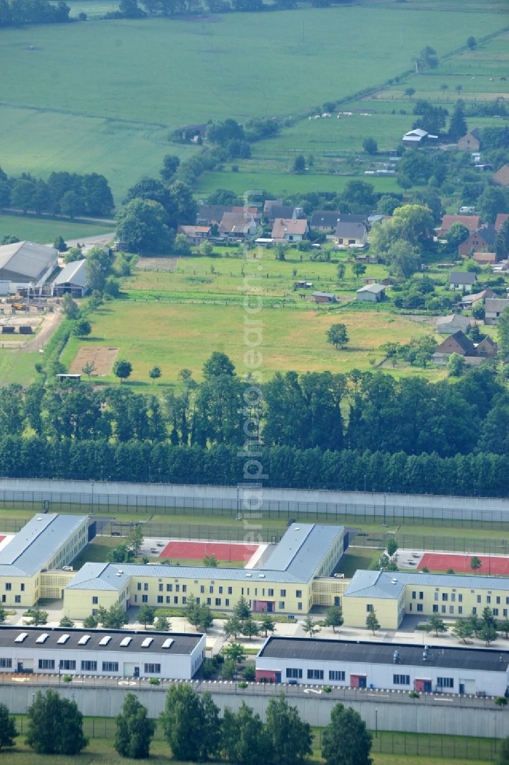 Wulkow from the bird's eye view: Prison grounds and high security fence Prison Justizvollzugsanstalt Nord-Brandenburg Teilanstalt Neuruppin-Wulkow in Wulkow in the state Brandenburg, Germany