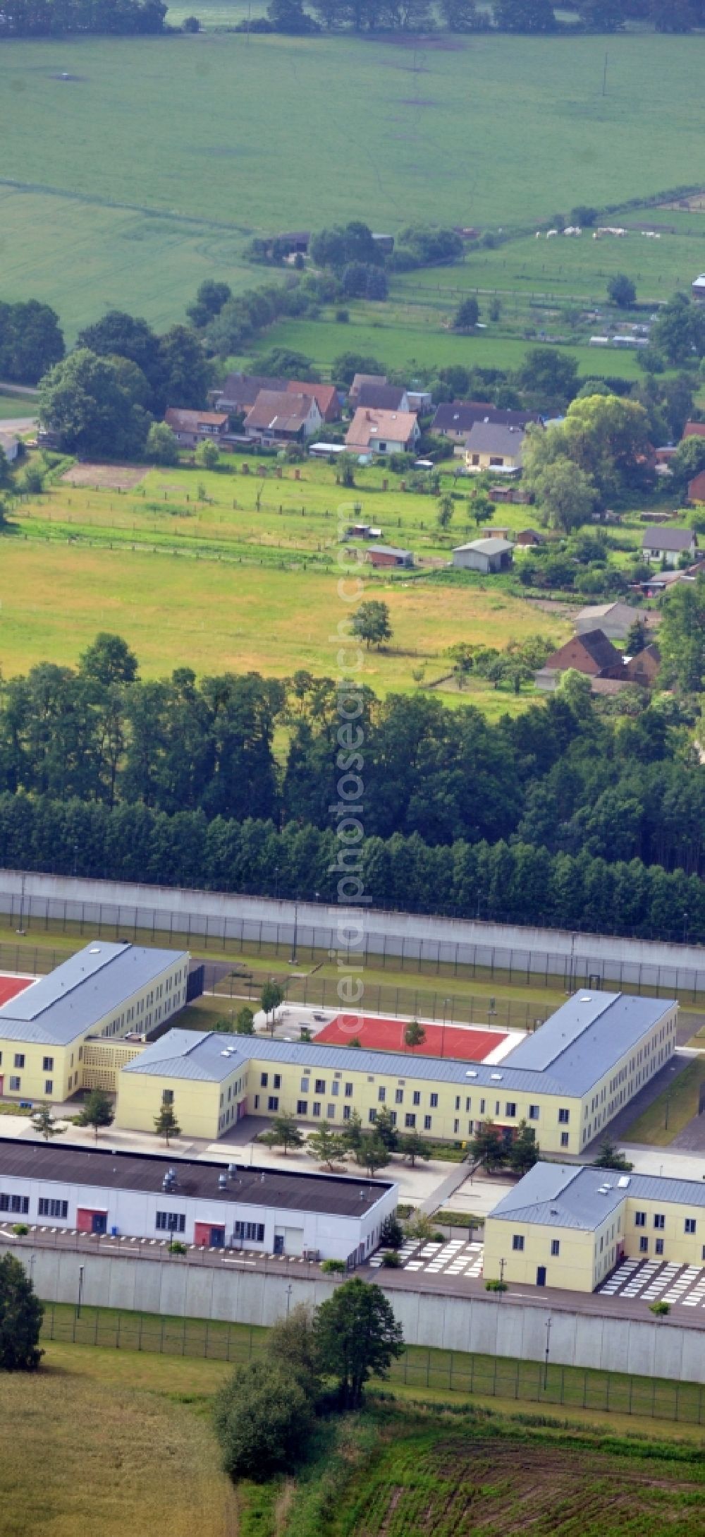 Aerial image Wulkow - Prison grounds and high security fence Prison Justizvollzugsanstalt Nord-Brandenburg Teilanstalt Neuruppin-Wulkow in Wulkow in the state Brandenburg, Germany