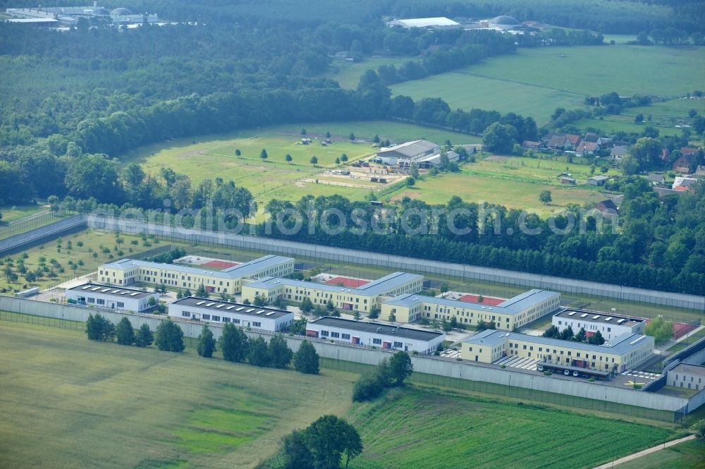 Aerial photograph Wulkow - Prison grounds and high security fence Prison Justizvollzugsanstalt Nord-Brandenburg Teilanstalt Neuruppin-Wulkow in Wulkow in the state Brandenburg, Germany