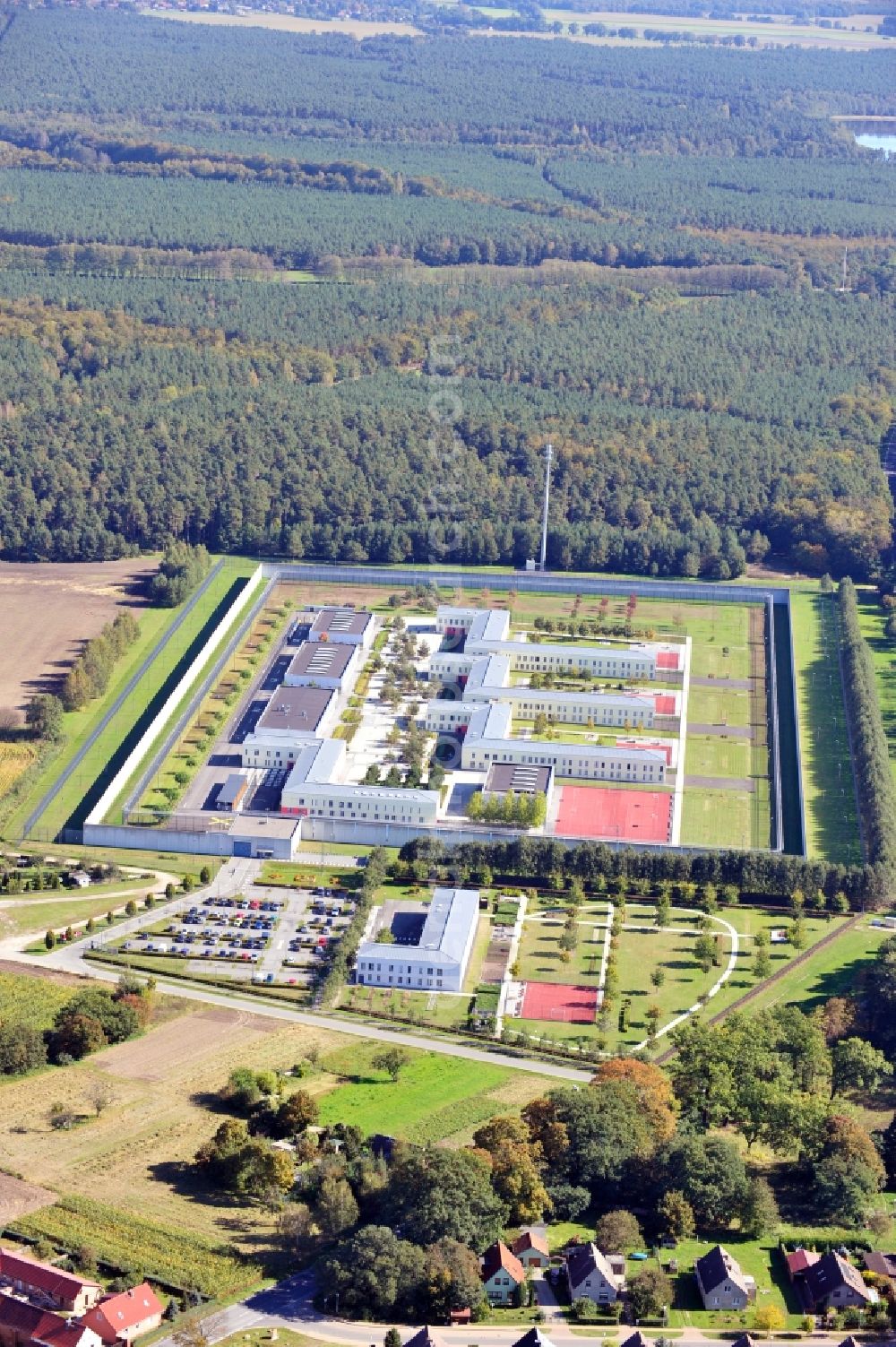 Wulkow from the bird's eye view: Prison grounds and high security fence Prison Justizvollzugsanstalt Nord-Brandenburg Teilanstalt Neuruppin-Wulkow in Wulkow in the state Brandenburg, Germany