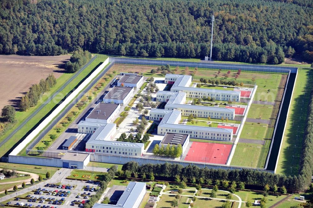 Aerial image Wulkow - Prison grounds and high security fence Prison Justizvollzugsanstalt Nord-Brandenburg Teilanstalt Neuruppin-Wulkow in Wulkow in the state Brandenburg, Germany