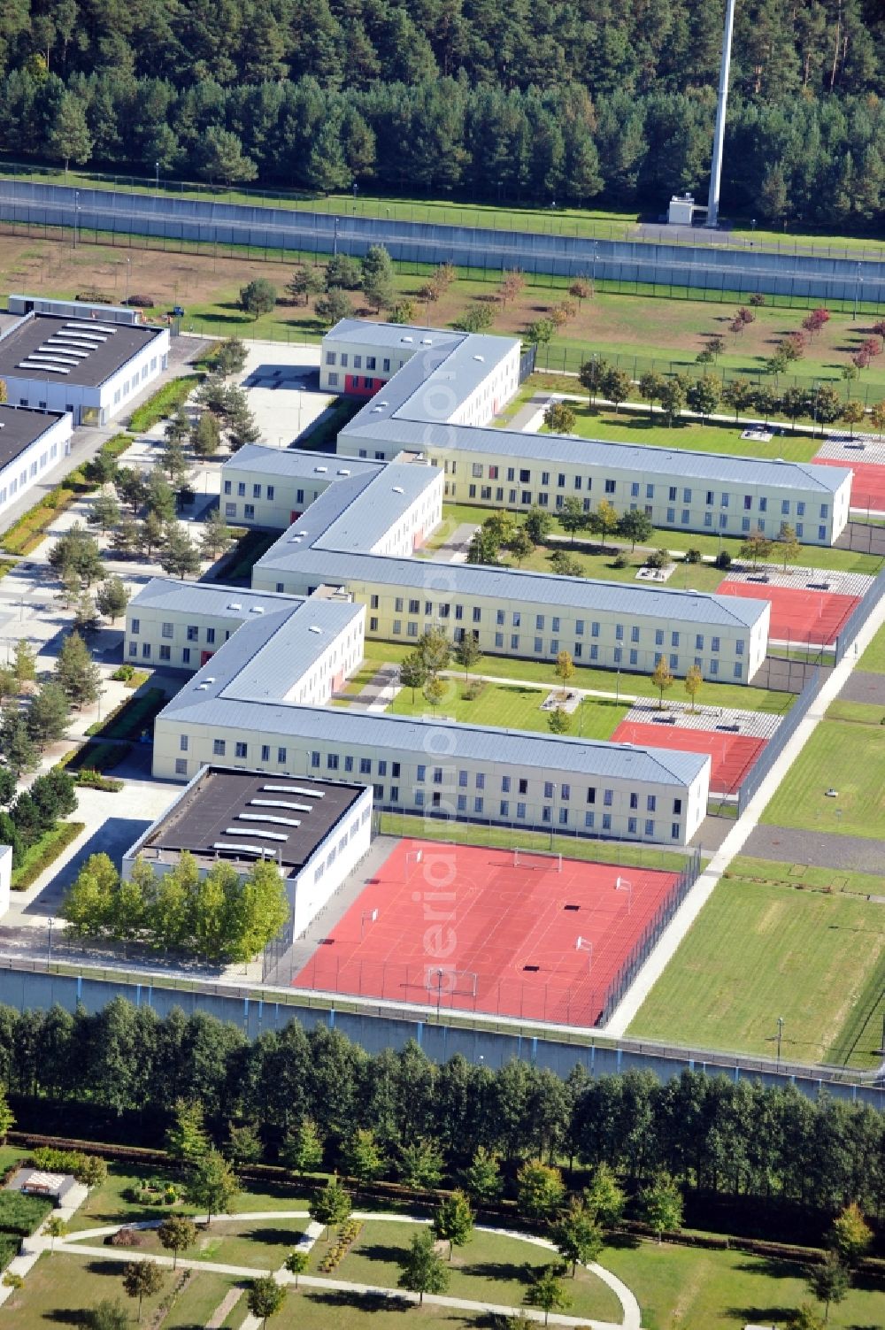 Aerial photograph Wulkow - Prison grounds and high security fence Prison Justizvollzugsanstalt Nord-Brandenburg Teilanstalt Neuruppin-Wulkow in Wulkow in the state Brandenburg, Germany