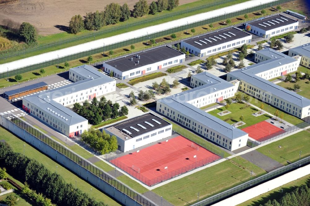 Aerial image Wulkow - Prison grounds and high security fence Prison Justizvollzugsanstalt Nord-Brandenburg Teilanstalt Neuruppin-Wulkow in Wulkow in the state Brandenburg, Germany