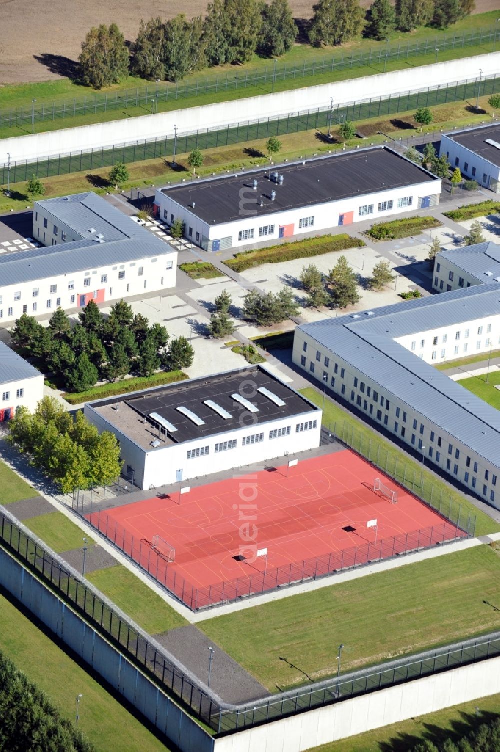 Aerial photograph Wulkow - Prison grounds and high security fence Prison Justizvollzugsanstalt Nord-Brandenburg Teilanstalt Neuruppin-Wulkow in Wulkow in the state Brandenburg, Germany