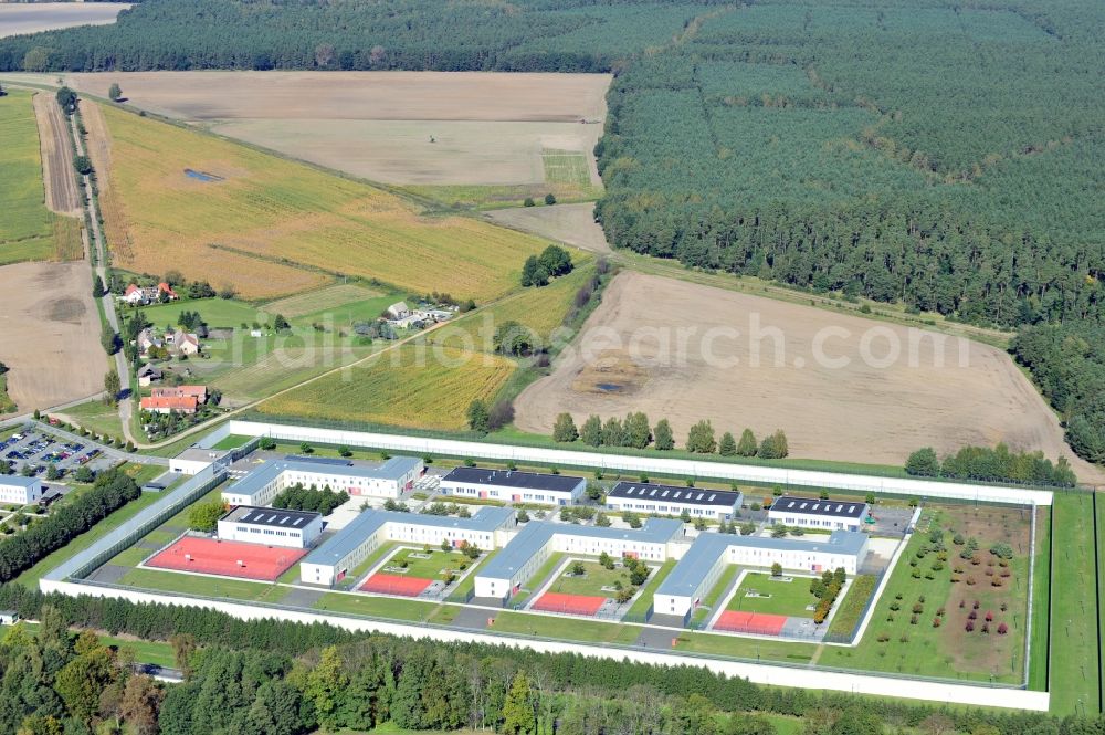 Aerial image Wulkow - Prison grounds and high security fence Prison Justizvollzugsanstalt Nord-Brandenburg Teilanstalt Neuruppin-Wulkow in Wulkow in the state Brandenburg, Germany