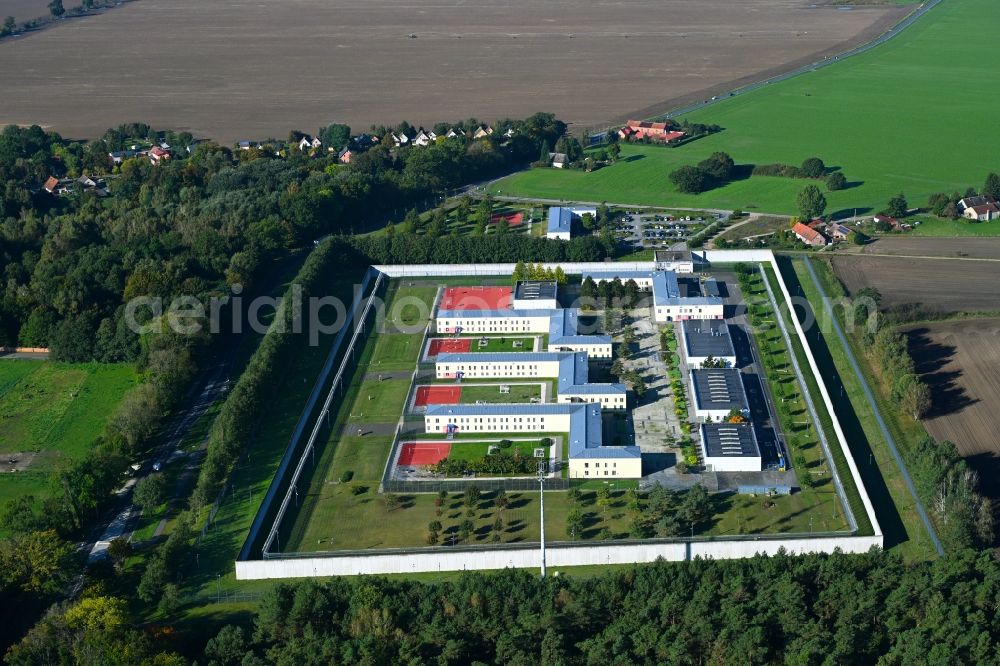 Aerial image Wulkow - Prison grounds and high security fence Prison Justizvollzugsanstalt Nord-Brandenburg Teilanstalt Neuruppin-Wulkow in Wulkow in the state Brandenburg, Germany