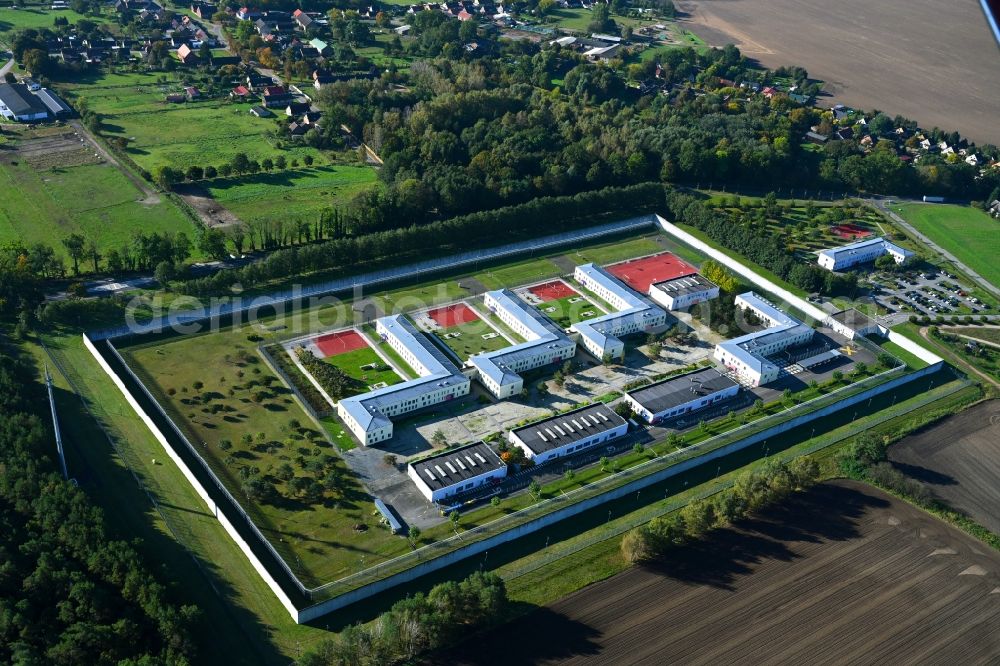 Aerial photograph Wulkow - Prison grounds and high security fence Prison Justizvollzugsanstalt Nord-Brandenburg Teilanstalt Neuruppin-Wulkow in Wulkow in the state Brandenburg, Germany