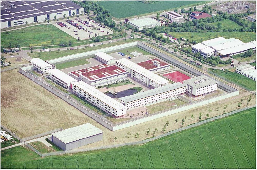 Schwäbisch Hall from the bird's eye view: 27.05.2004 Blick auf die Justizvollzugsanstalt Schwäbisch-Hall. Das ummauerte Gelände der Anstalt des geschlossenen Vollzugs im Industriegebiet Stadtheide beträgt ca. 3,4 ha; hierzu kommen noch ca. 1,5 ha für die im Jahre 2000 errichtete Ballspielhalle und einen vorgesehenen Sportplatz außerhalb der derzeitigen Umfassungsmauer. Adresse: Kolpingstr. 1, 74523 Schwäbisch Hall Telefon: 0791 / 9565 - 0 Telefax: 0791 / 9565 - 205 E-Mail: poststelle@schwaebischhall.jva.bwl.de Achim Walder: