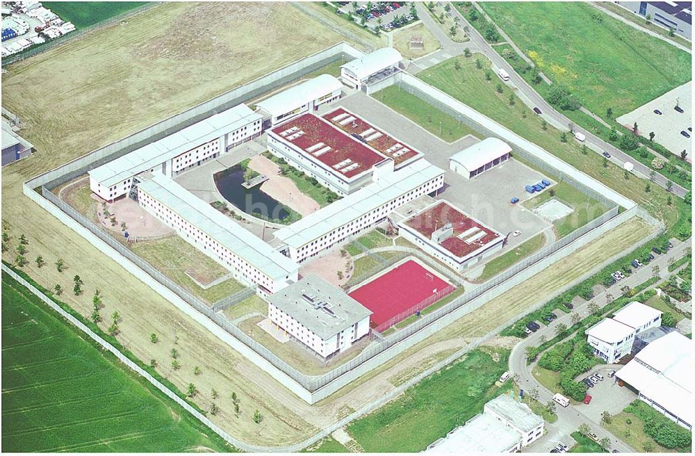 Aerial image Schwäbisch Hall - 27.05.2004 Blick auf die Justizvollzugsanstalt Schwäbisch-Hall. Das ummauerte Gelände der Anstalt des geschlossenen Vollzugs im Industriegebiet Stadtheide beträgt ca. 3,4 ha; hierzu kommen noch ca. 1,5 ha für die im Jahre 2000 errichtete Ballspielhalle und einen vorgesehenen Sportplatz außerhalb der derzeitigen Umfassungsmauer. Adresse: Kolpingstr. 1, 74523 Schwäbisch Hall Telefon: 0791 / 9565 - 0 Telefax: 0791 / 9565 - 205 E-Mail: poststelle@schwaebischhall.jva.bwl.de Achim Walder: