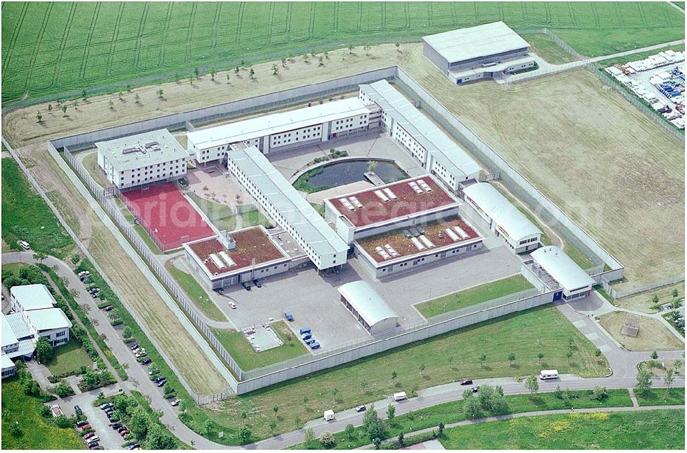 Aerial photograph Schwäbisch Hall - 27.05.2004 Blick auf die Justizvollzugsanstalt Schwäbisch-Hall. Das ummauerte Gelände der Anstalt des geschlossenen Vollzugs im Industriegebiet Stadtheide beträgt ca. 3,4 ha; hierzu kommen noch ca. 1,5 ha für die im Jahre 2000 errichtete Ballspielhalle und einen vorgesehenen Sportplatz außerhalb der derzeitigen Umfassungsmauer. Adresse: Kolpingstr. 1, 74523 Schwäbisch Hall Telefon: 0791 / 9565 - 0 Telefax: 0791 / 9565 - 205 E-Mail: poststelle@schwaebischhall.jva.bwl.de Achim Walder: