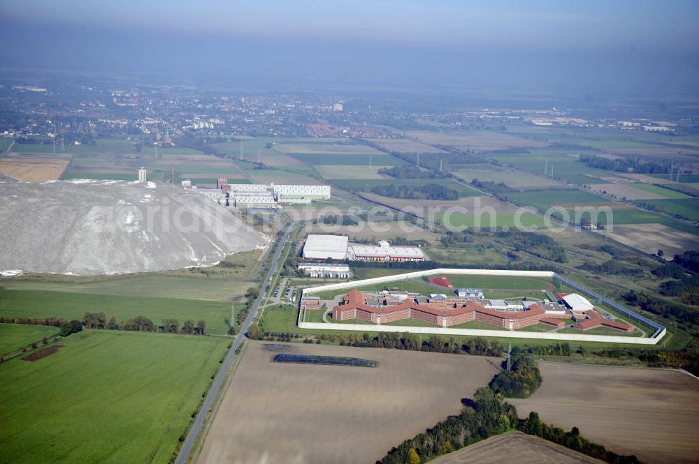 Aerial photograph Sehnde - Blick auf die Justizvollzugsanstalt Sehnde in Niedersachsen. Die geschlossene Hochsicherheitsanstalt JVA Sehnde wurde 2004 eröffnet. Im Hintergrund ist die ehemalige Kali Mine Bergmannsegen zu sehen. View to the prison Sehnde in Niedersachsen. The high-security prison JVA Sehnde was put into operation in 2004. In the background is the former potash mine Bergmannsegen.