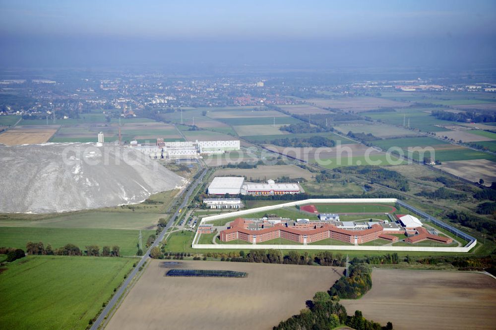 Sehnde from above - Blick auf die Justizvollzugsanstalt Sehnde in Niedersachsen. Die geschlossene Hochsicherheitsanstalt JVA Sehnde wurde 2004 eröffnet. Im Hintergrund ist die ehemalige Kali Mine Bergmannsegen zu sehen. View to the prison Sehnde in Niedersachsen. The high-security prison JVA Sehnde was put into operation in 2004. In the background is the former potash mine Bergmannsegen.