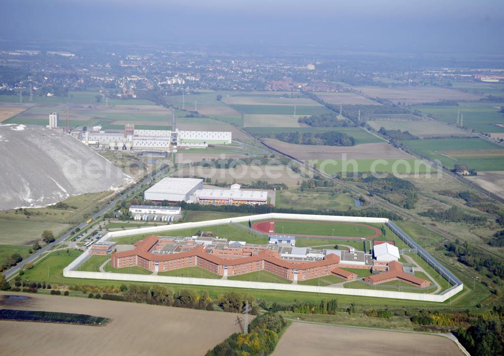 Sehnde from the bird's eye view: Blick auf die Justizvollzugsanstalt Sehnde in Niedersachsen. Die geschlossene Hochsicherheitsanstalt JVA Sehnde wurde 2004 eröffnet. Im Hintergrund ist die ehemalige Kali Mine Bergmannsegen zu sehen. View to the prison Sehnde in Niedersachsen. The high-security prison JVA Sehnde was put into operation in 2004. In the background is the former potash mine Bergmannsegen.