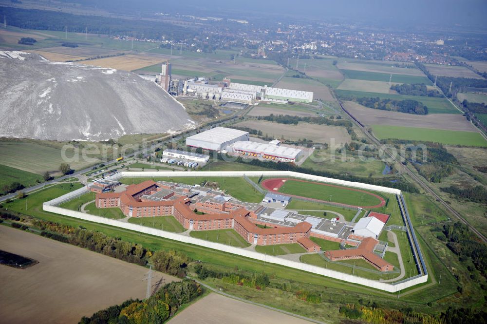 Aerial image Sehnde - Blick auf die Justizvollzugsanstalt Sehnde in Niedersachsen. Die geschlossene Hochsicherheitsanstalt JVA Sehnde wurde 2004 eröffnet. Im Hintergrund ist die ehemalige Kali Mine Bergmannsegen zu sehen. View to the prison Sehnde in Niedersachsen. The high-security prison JVA Sehnde was put into operation in 2004. In the background is the former potash mine Bergmannsegen.