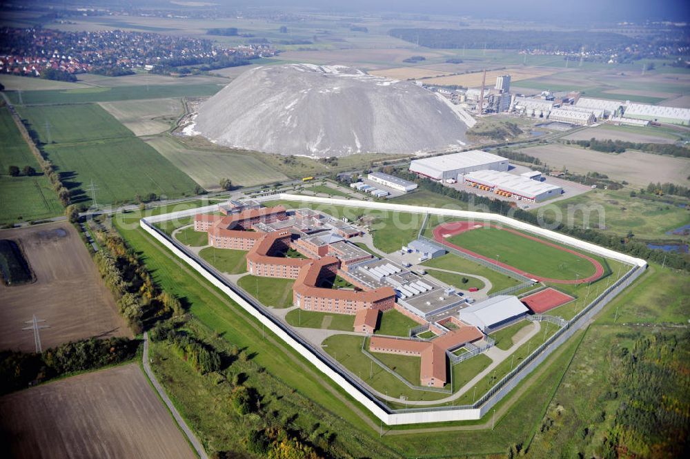 Aerial photograph Sehnde - Blick auf die Justizvollzugsanstalt Sehnde in Niedersachsen. Die geschlossene Hochsicherheitsanstalt JVA Sehnde wurde 2004 eröffnet. Im Hintergrund ist die ehemalige Kali Mine Bergmannsegen zu sehen. View to the prison Sehnde in Niedersachsen. The high-security prison JVA Sehnde was put into operation in 2004. In the background is the former potash mine Bergmannsegen.