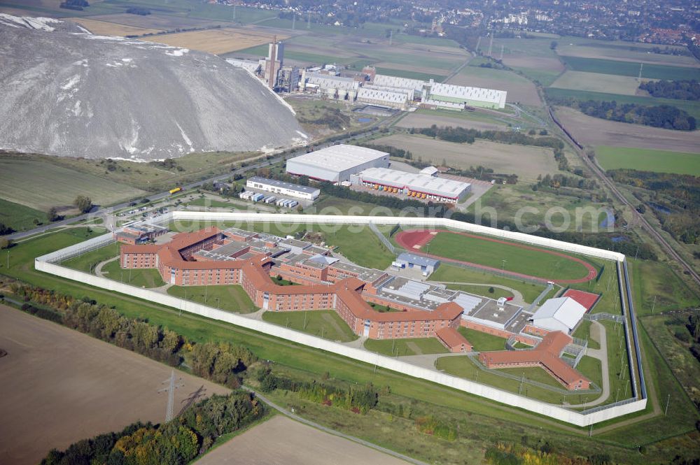 Sehnde from above - Blick auf die Justizvollzugsanstalt Sehnde in Niedersachsen. Die geschlossene Hochsicherheitsanstalt JVA Sehnde wurde 2004 eröffnet. Im Hintergrund ist die ehemalige Kali Mine Bergmannsegen zu sehen. View to the prison Sehnde in Niedersachsen. The high-security prison JVA Sehnde was put into operation in 2004. In the background is the former potash mine Bergmannsegen.