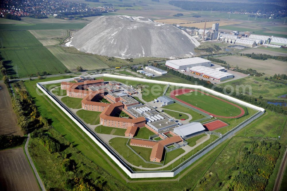 Sehnde from the bird's eye view: Blick auf die Justizvollzugsanstalt Sehnde in Niedersachsen. Die geschlossene Hochsicherheitsanstalt JVA Sehnde wurde 2004 eröffnet. Im Hintergrund ist die ehemalige Kali Mine Bergmannsegen zu sehen. View to the prison Sehnde in Niedersachsen. The high-security prison JVA Sehnde was put into operation in 2004. In the background is the former potash mine Bergmannsegen.